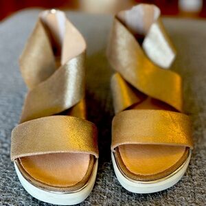 WISHBONE Collection sandal. Rose Gold Banded Suede Metallic. Size 7